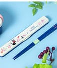 Bacchette Kiki's Delivery Service con Scatola e Ghirlanda di Fiori Jiji 18 cm - Skater