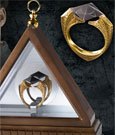 Harry Potter Replica 1/1 Anello Horcrux di Lord Voldemort placcato oro 24K - Noble Collection
