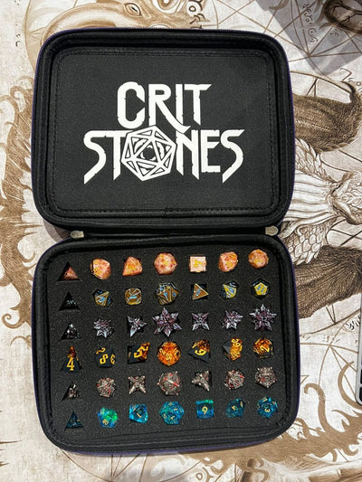 CritStones Arcanum Black - Custodia per dadi in PU-pelle, porta fino a 6 set