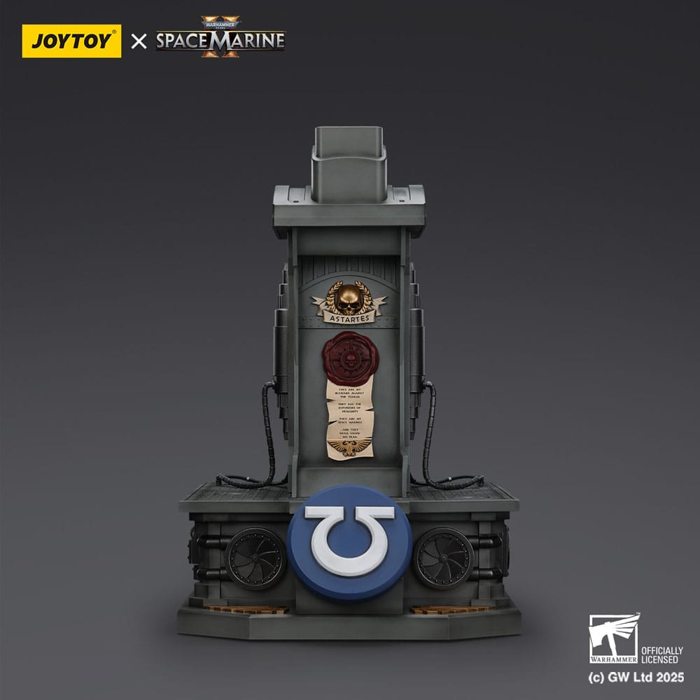 Warhammer 40,000: Space Marine 2 - Replica Elmo Mk X del Tenente Titus con Base Espositiva, 44 cm, Joy Toy