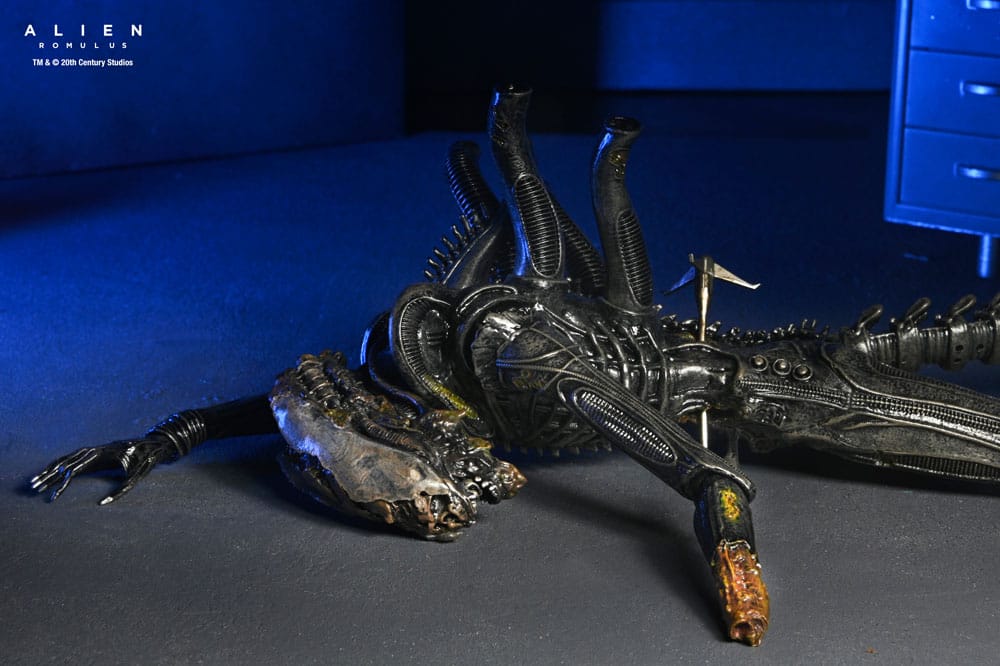 Alien: Romulus Action Figure Deluxe - Xenomorph XX121 Sospeso in Laboratorio 18 cm NECA