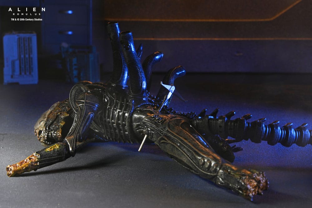 Alien: Romulus Action Figure Deluxe - Xenomorph XX121 Sospeso in Laboratorio 18 cm NECA