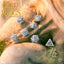 Set di 7 Dadi Il Signore degli Anelli Rivendell (Pietra) - Q Workshop