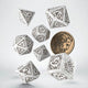 The Witcher Set Dadi Geralt di Rivia Lupo Bianco (7 dadi + moneta) Q Workshop