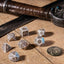 The Witcher Set Dadi Geralt di Rivia Lupo Bianco (7 dadi + moneta) Q Workshop