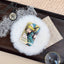 Spilla Witch Hat Atelier con Coco, accessorio da collezione Sakami Merchandise