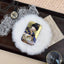 Spilla Witch Hat Atelier con Olruggio - Accessorio da collezione Sakami Merchandise