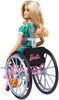 Barbie Fashionista- bambola con sedia a rotelle e lunghi capelli biondi, vestiti alla moda e accessori